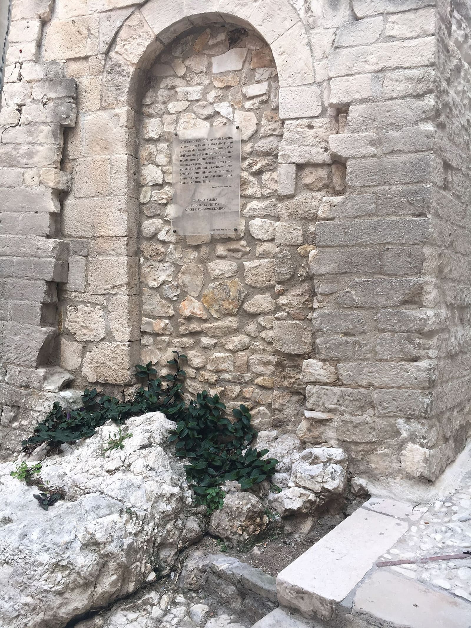 die Chianca Amara, der Stein der Plünderung von 1554, unter der Gedenktafel, die daran erinnert