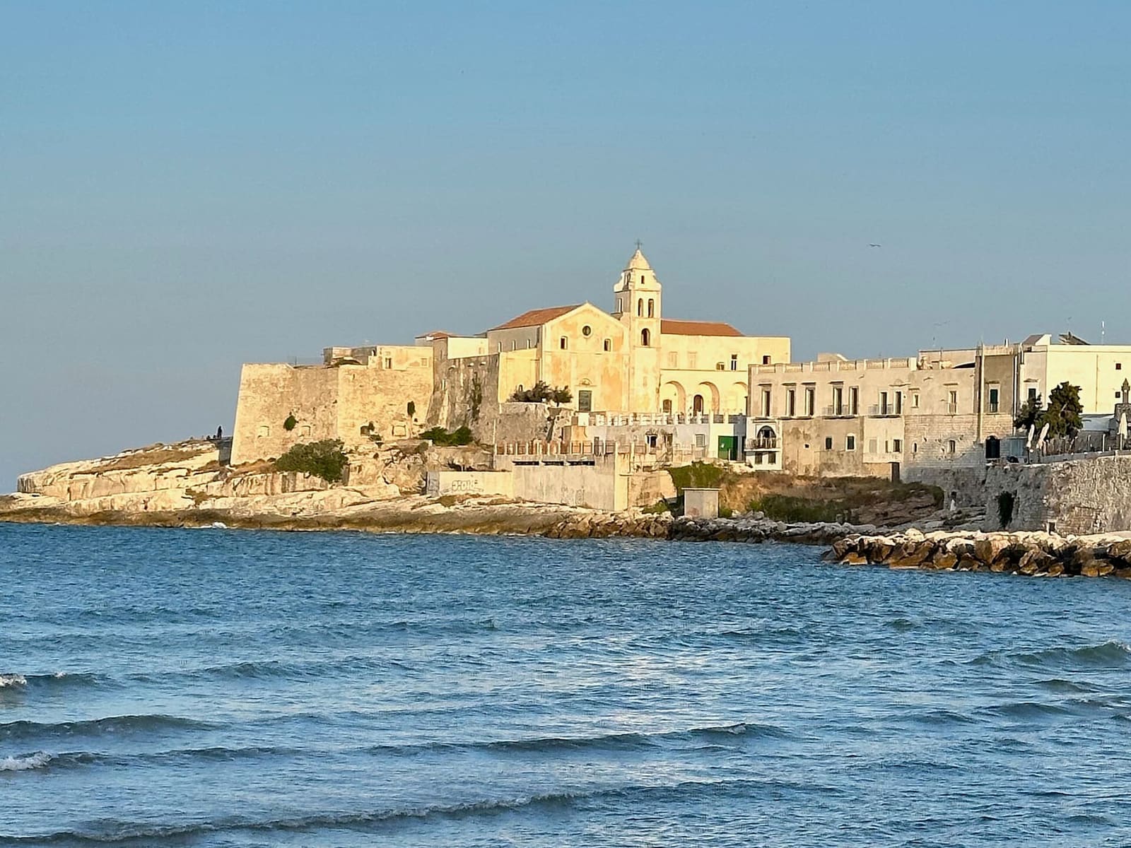 die Punta di San Francesco vom Meer aus gesehen, mit der Kirche im Turm aus dem 16. Jahrhundert