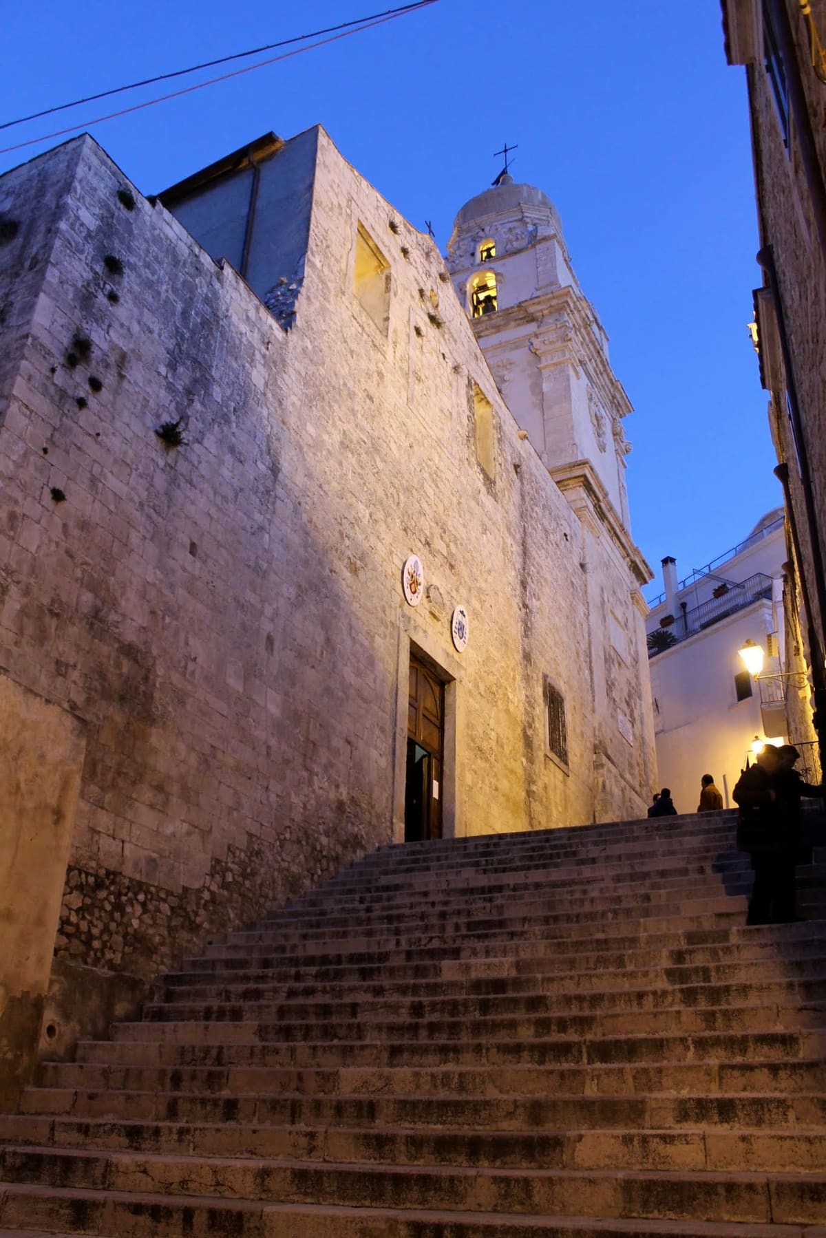 die Treppe und die Flanke der Kathedrale zur blauen Stunde