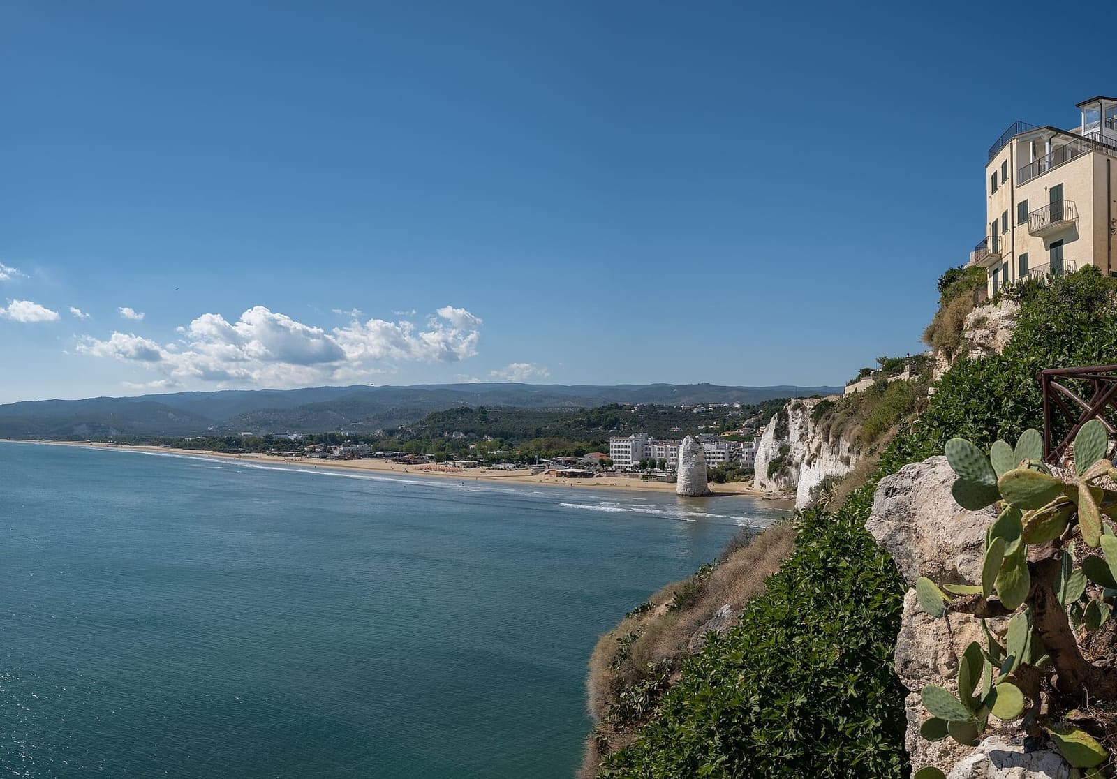 der Strand des Castello von der Altstadt aus gesehen, lang bis ans Ende der Küste