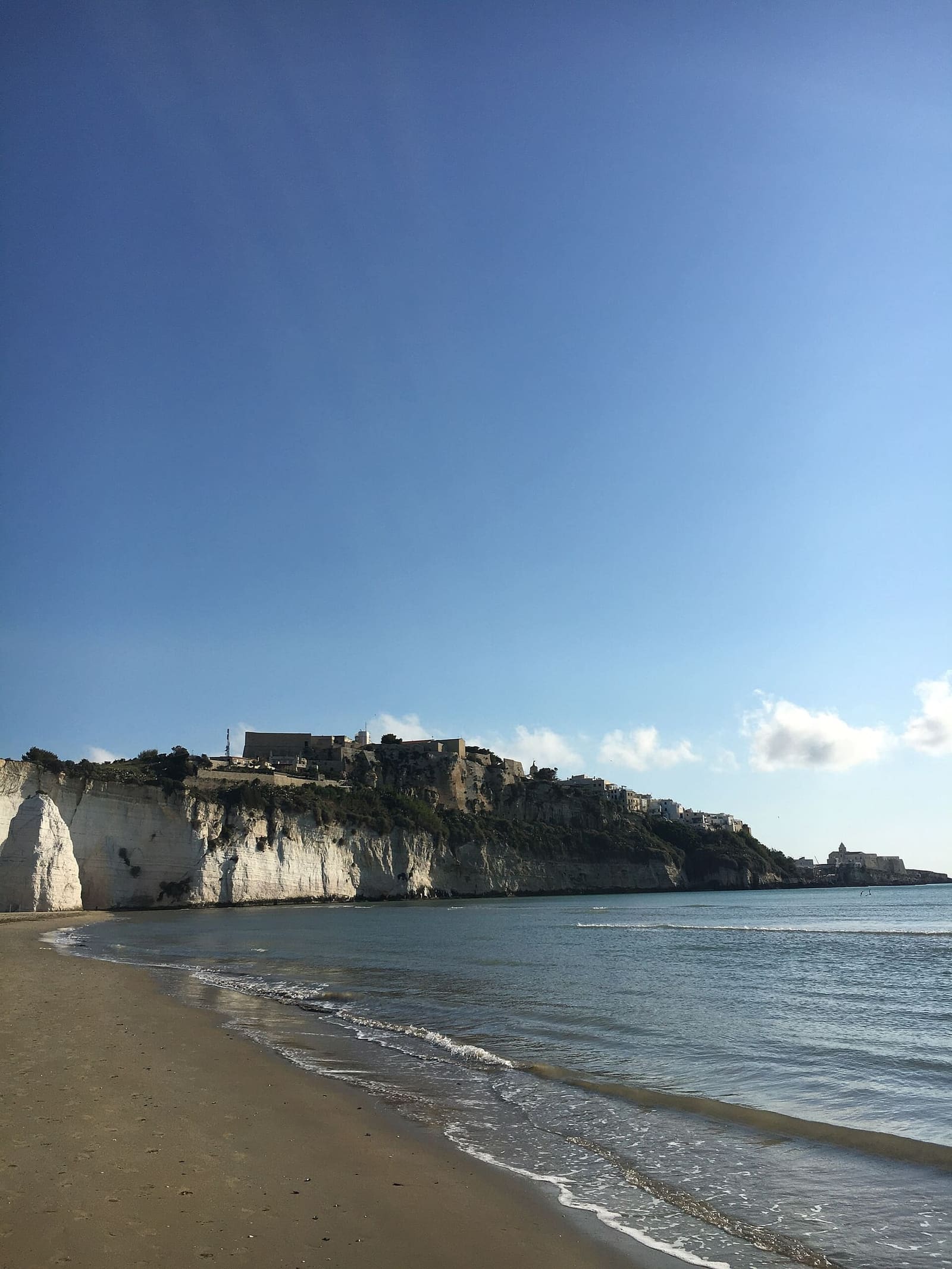 der Strand des Castello am Morgen, mit dem Pizzomunno und dem Vorgebirge des Ortes