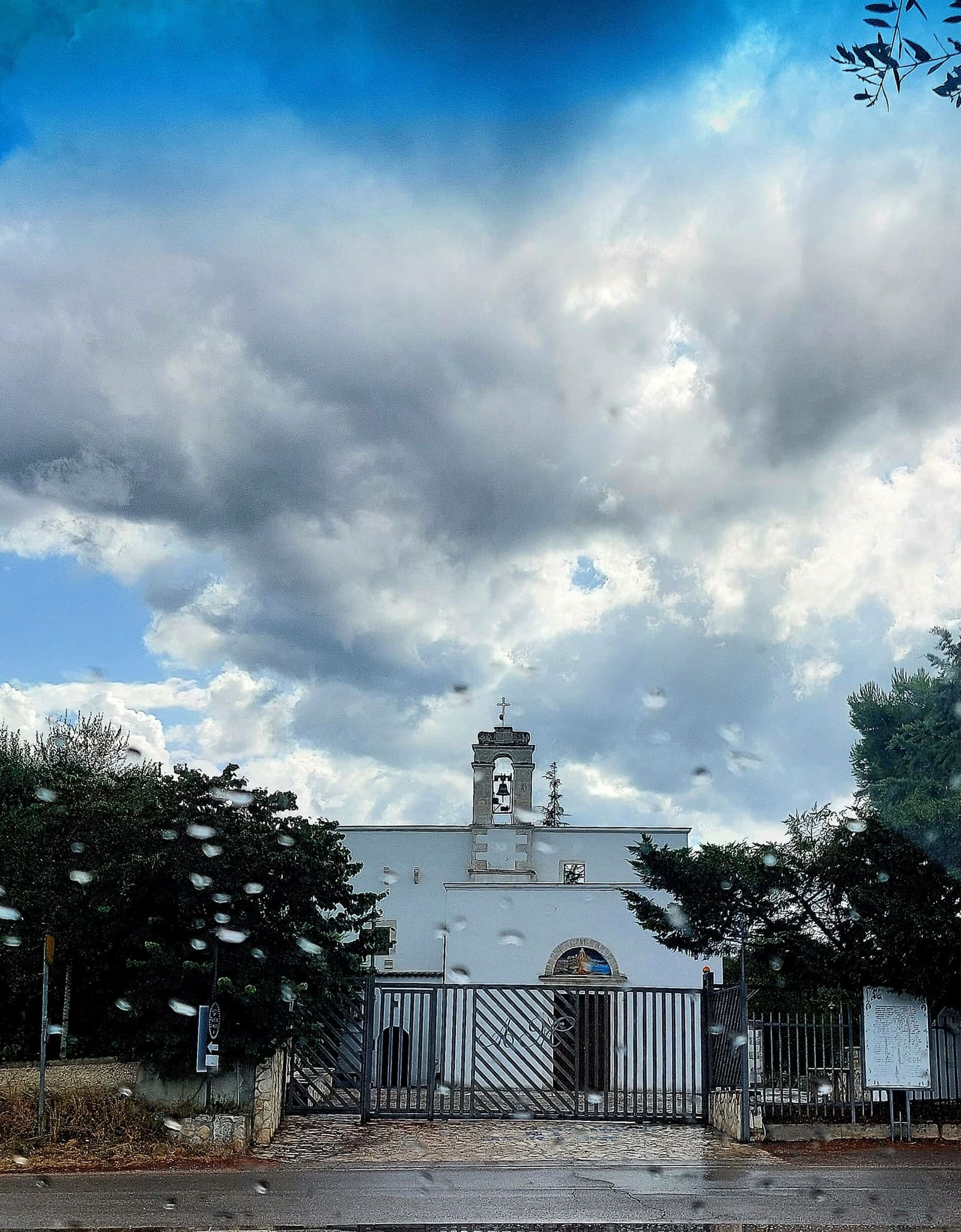 das Heiligtum Santa Maria di Merino, unter einem Gewitterhimmel