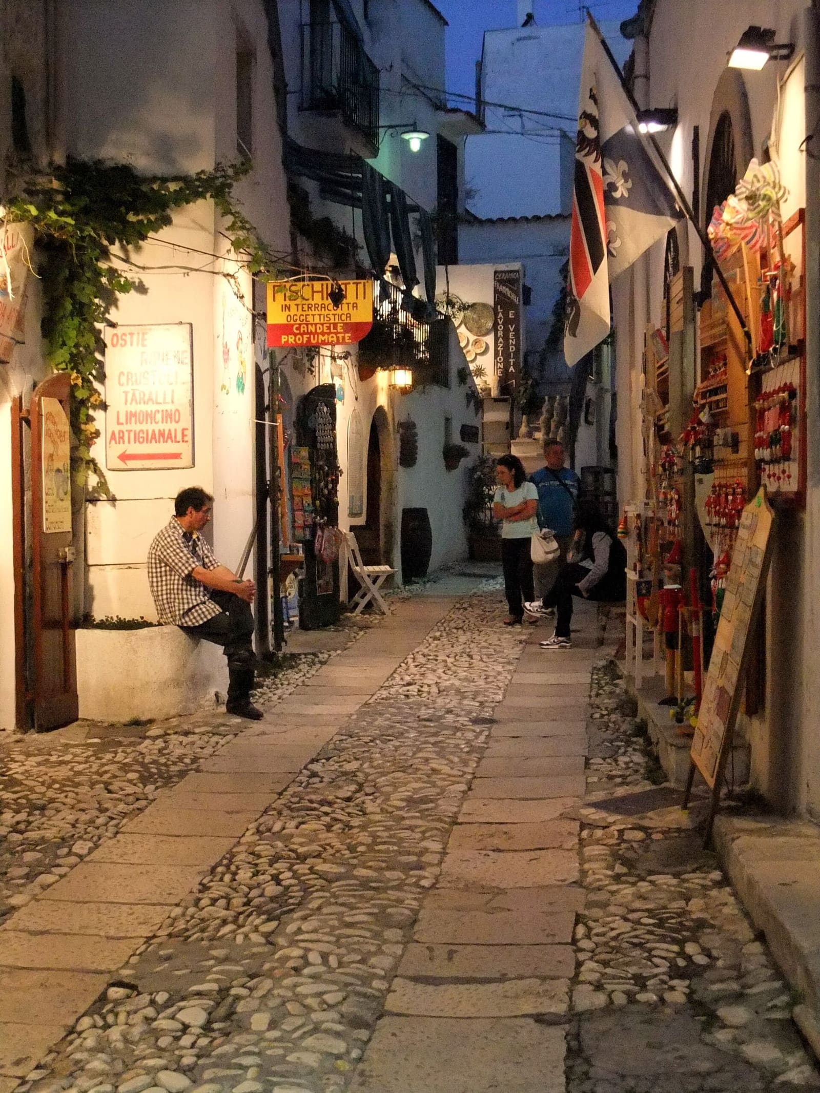 eine Gasse der Altstadt von Peschici am Abend