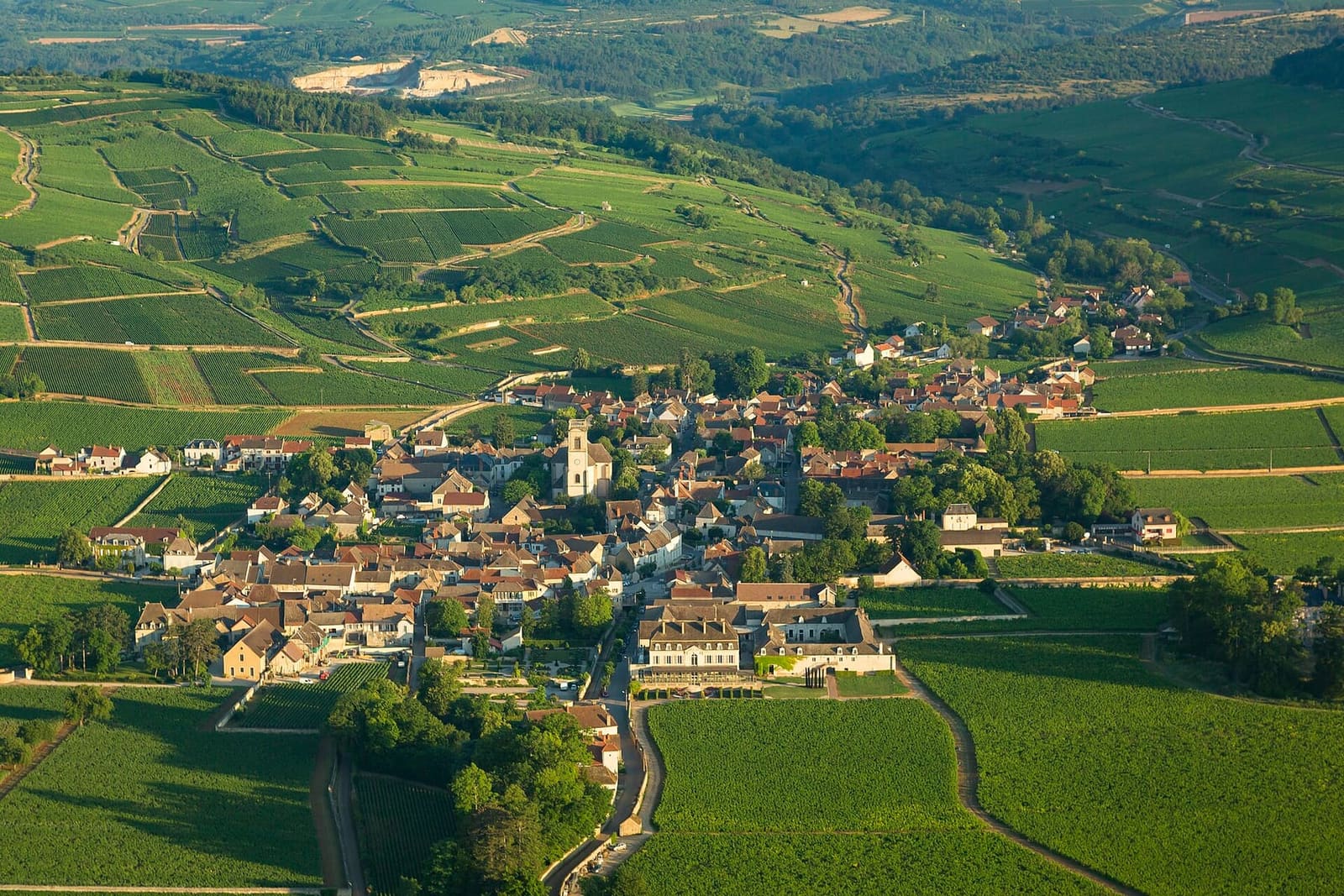 Pommard dall'alto, nella valle in mezzo ai vigneti della Côte