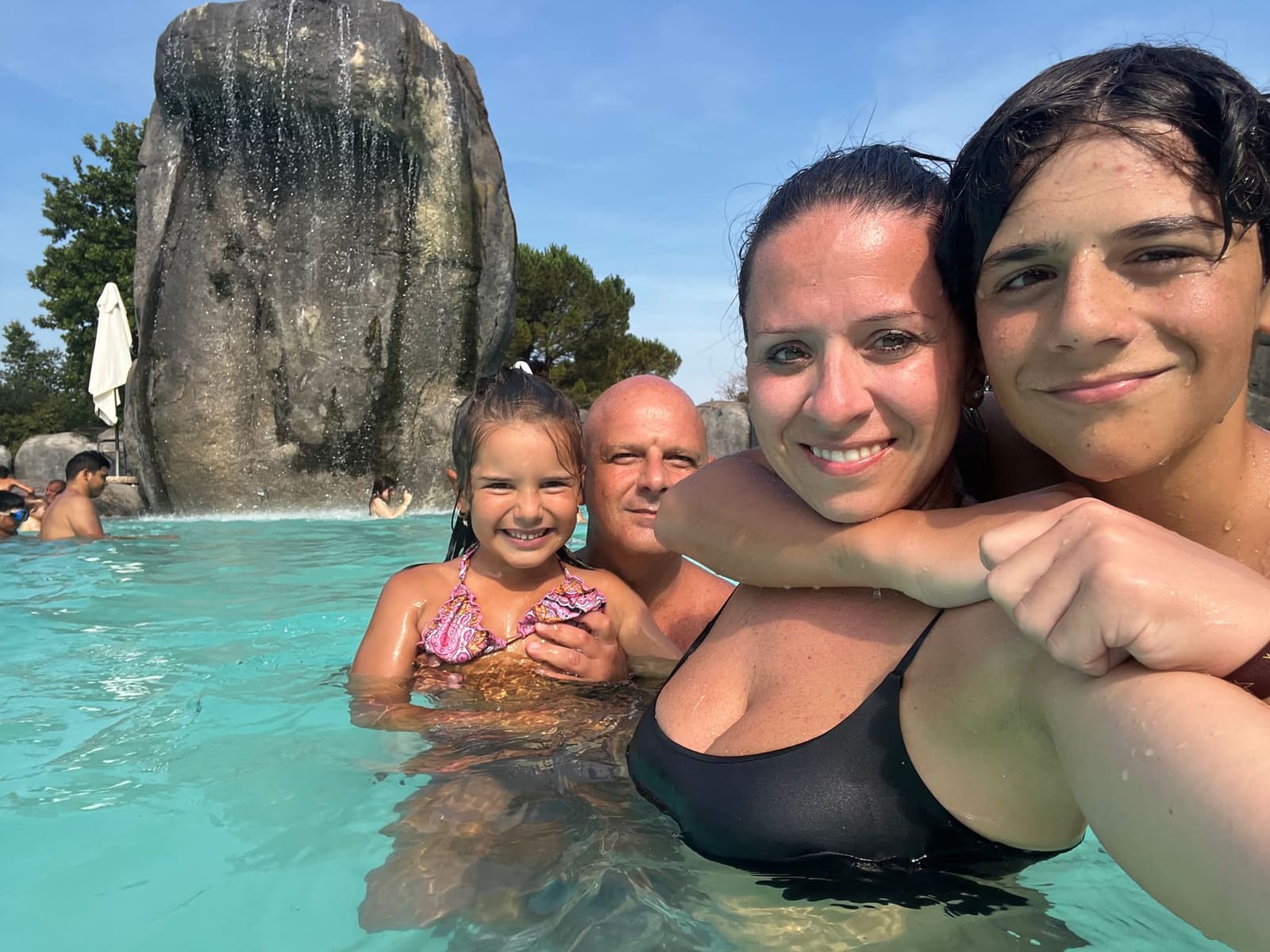 eccoci nell'acqua di Bolder Beach, tutti e cinque, con il masso africano alle spalle