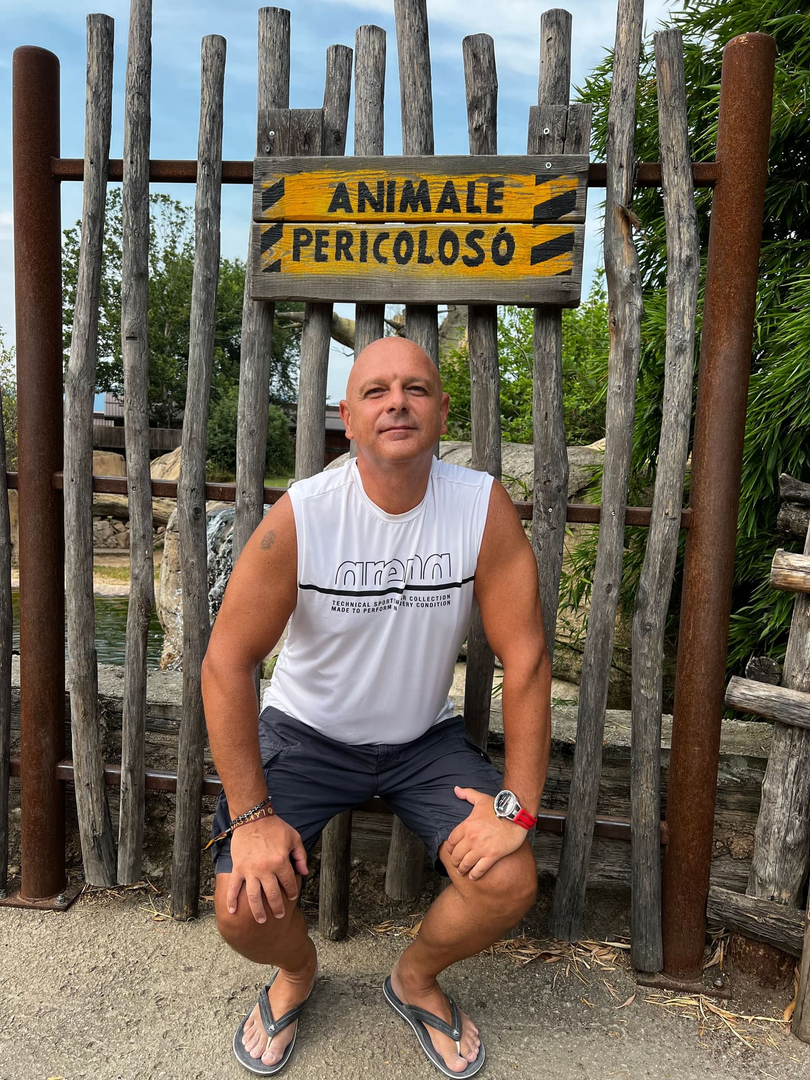 Matteo si mette in posa sotto il cartello "animale pericoloso", alla palizzata degli ippopotami